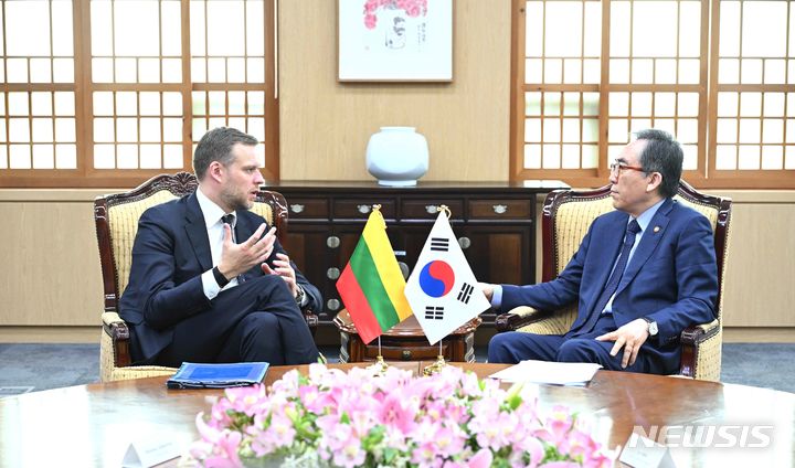 [서울=뉴시스] 조태열 외교부 장관은 26일 오전 가브리엘리우스 란드스베르기스 리투아니아 외교장관과 회담을 갖고 양국 관계 증진 방안과 한반도 및 주요 지역 정세 등에 대해 의견을 교환했다. (사진= 외교부 제공)