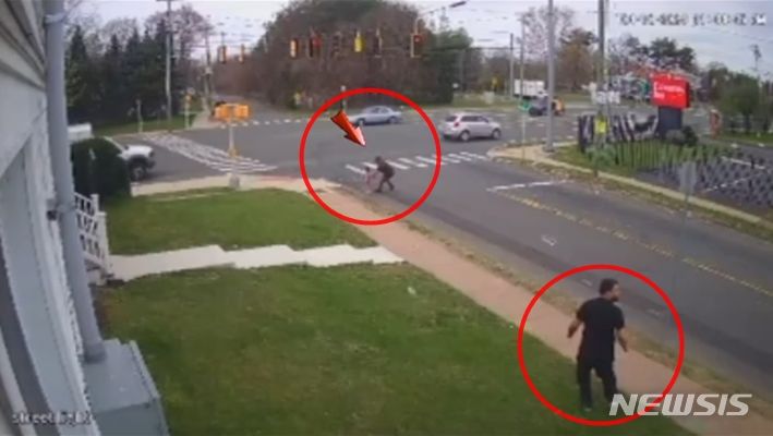 미국에서 손님의 머리를 다듬던 이발사들이 홀로 위험하게 도로를 걷고 있던 아이를 발견하고 뛰쳐나가 구하는 사건이 발생했다. 출처 : @obthebarber *재판매 및 DB 금지