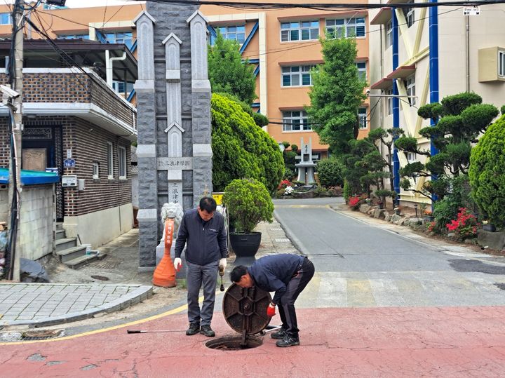 [밀양=뉴시스] 밀양시시설관리공단이 장마 침수 대비 관내 통학로를 집중 점검하고 있다. (사진=밀양시 제공) 2024.04.26. photo@newsis.com *재판매 및 DB 금지