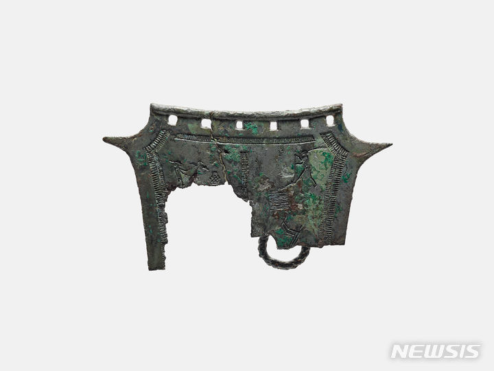 [증평=뉴시스] 오는 9월부터 12월까지 충북 증평군 증평민속체험박물관에서 '시대를 담다, 농경문청동기'를 주제로 한 문화유산 전시회가 열린다. 전시회에 공개될 보물, 농경문 청동기(農耕文 靑銅器). (사진=증평군 제공) 2024.04.26. photo.newsis.com