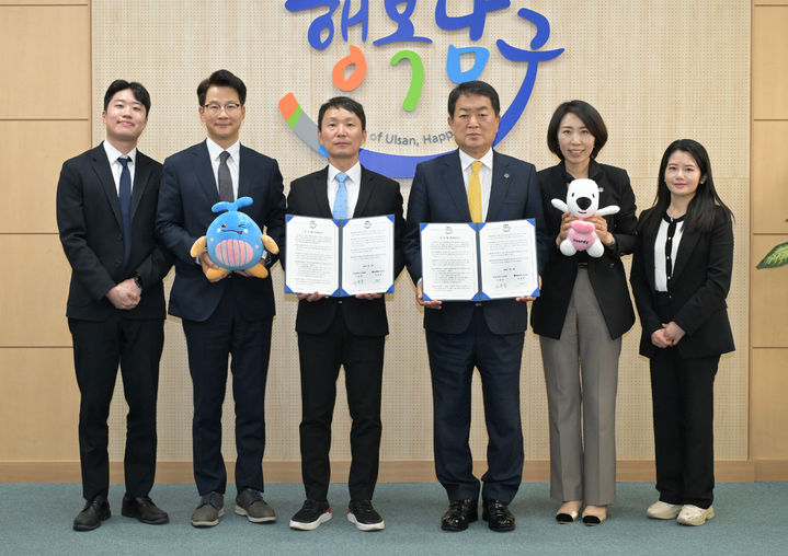 [울산=뉴시스] 26일 서동욱 울산 남구청장(오른쪽 세번째)과 오성권 현대백화점 울산점장(왼쪽 세번째)이 남구청장실에서 두 기관의 대표 캐릭터 콜라보 홍보를 위한 업무협약을 체결하고 있다. (사진=울산 남구 제공) 2024.04.26. photo@newsis.com *재판매 및 DB 금지