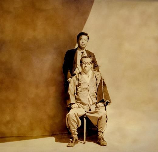 [부산=뉴시스] 고 김종식 서양화가와 그의 2세 김헌씨의 모습 (사진=김종식미술관 제공) 2024.04.27. photo@newsis.com *재판매 및 DB 금지