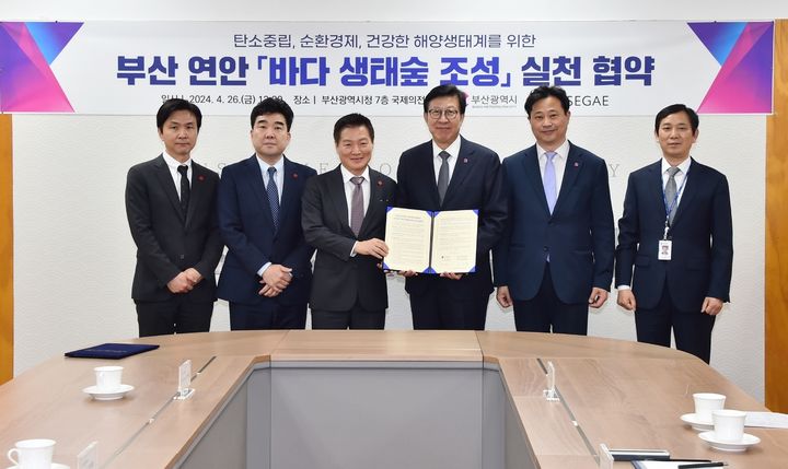 (왼쪽부터)이원호 상무(CSR담당), 박순민 상무(센텀시티점장), 박주형 신세계 대표이사, 박형준 부산시장, 김병기 해양농수산국장, 이국진 수산정책과장 (사진=신세계 제공) *재판매 및 DB 금지