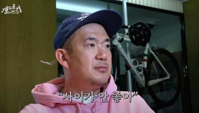 [서울=뉴시스]한 연예기획사 대표의 명예를 훼손한 혐의를 받는 DJ DOC 멤버인 이하늘(54·본명 이근배)씨가 검찰에 넘겨졌다. 사진은 이씨의 모습. (사진=유튜브 채널 '이하늘의 예쎄쑈' 갈무리) 2025.04.18. photo@newsis.com *재판매 및 DB 금지