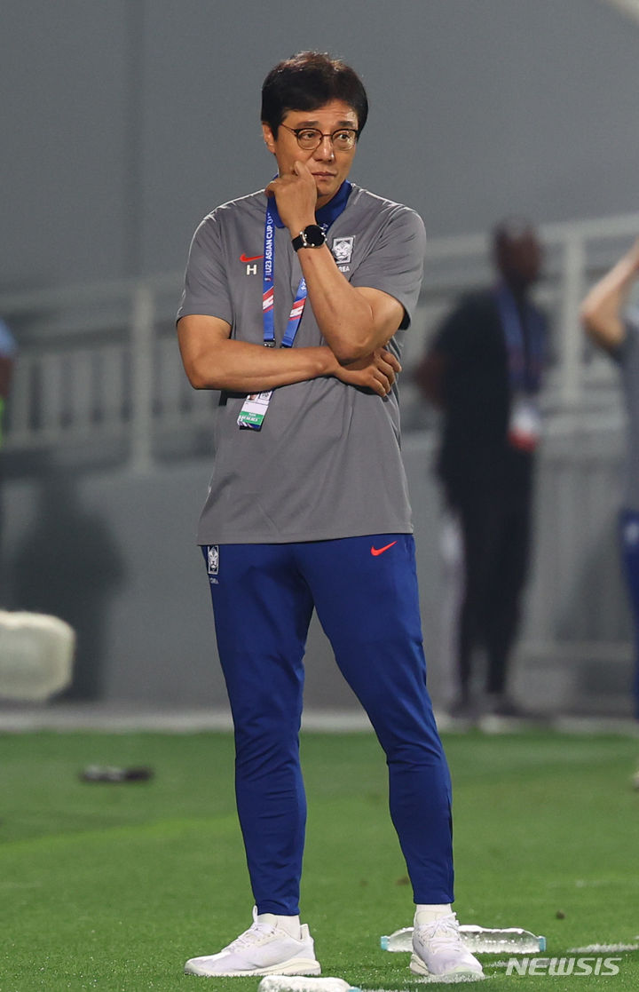 [도하(카타르)=뉴시스] 황준선 기자 = 25일(현지시간) 카타르 도하 압둘라 빈 칼리파 스타디움에서 열린 2024 아시아축구연맹(AFC) U-23 아시안컵 8강전 대한민국과 인도네시아의 경기, 한국 황선홍 감독이 경기를 지켜보고 있다. 2024.04.25. hwang@newsis.com