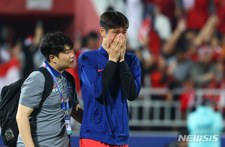 [도하(카타르)=뉴시스] 황준선 기자 = 25일(현지시간) 카타르 도하 압둘라 빈 칼리파 스타디움에서 열린 2024 아시아축구연맹(AFC) U-23 아시안컵 8강전 대한민국과 인도네시아의 경기, 승부차기에서 10대11로 패배하며 올림픽 본선 진출이 좌절된 한국 이영준이 눈물을 흘리고 있다. 2024.04.25. hwang@newsis.com