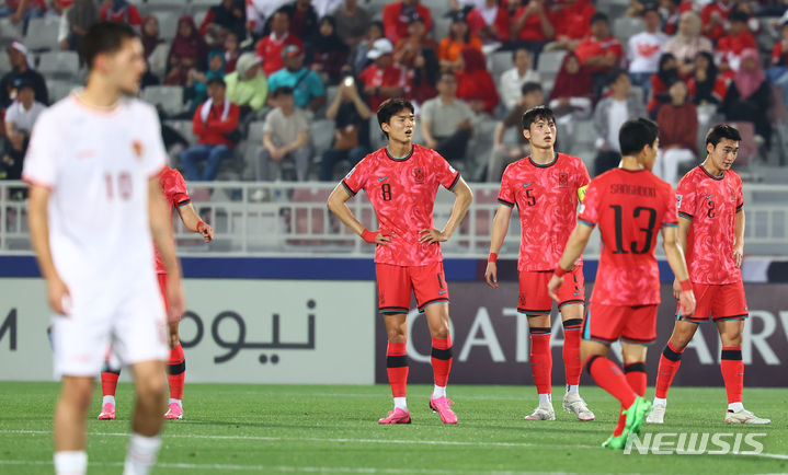 [도하(카타르)=뉴시스] 황준선 기자 = 지난해 4월25일(현지시각) 카타르 도하 압둘라 빈 칼리파 스타디움에서 열린 2024 아시아축구연맹(AFC) U-23 아시안컵 8강전 대한민국과 인도네시아의 경기, 전반 한국 이강희와 선수들이 심판의 VAR 골 판정을 기다리고 있다. 2024.04.25. hwang@newsis.com