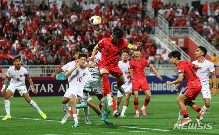 [도하(카타르)=뉴시스] 황준선 기자 = 지난해 4월25일(현지시각) 카타르 도하 압둘라 빈 칼리파 스타디움에서 열린 2024 아시아축구연맹(AFC) U-23 아시안컵 8강전 대한민국과 인도네시아의 경기, 전반 한국 변준수가 헤딩을 하고 있다. 2024.04.25. hwang@newsis.com