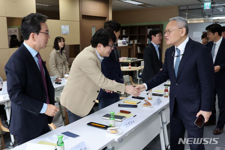 [서울=뉴시스] 박진희 기자 = 유인촌 문화체육관광부 장관과 이광호(왼쪽 두번째) 한국출판인회의 회장 겸 문학과지성사 대표가 26일 서울 마포구 한국출판문화산업진흥원 서울사무소에서 열린 출판계 간담회에 앞서 인사를 나누고 있다. 이날 간담회에는 김윤경 김영사 편집이사, 조윤성 시공사 대표, 이광호 문학과지성사 대표, 김선식 대산북스 대표, 김태헌 한빛미디어 대표, 신동해 웅진씽크빅 본부장이 참석했다. 2024.04.26. pak7130@newsis.com