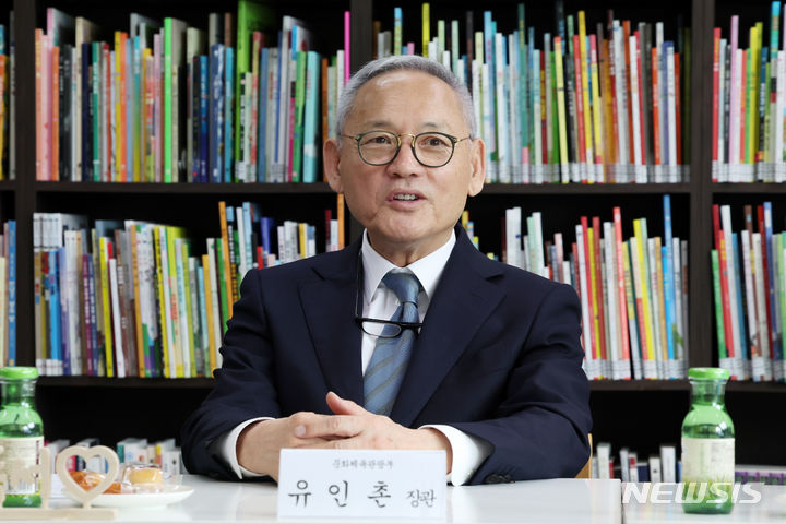 [서울=뉴시스] 박진희 기자 = 유인촌 문화체육관광부 장관이 26일 서울 마포구 한국출판문화산업진흥원 서울사무소에서 신동해 웅진씽크빅 본부장, 김태헌 한빛미디어 대표, 김선식 대산북스 대표, 이광호 문학과지성사 대표, 조윤성 시공사 대표, 김윤경 김영사 편집이사 등 주요 출판사 대표들과 간담회를 하고 있다. 2024.04.26. pak7130@newsis.com