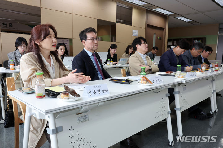 [서울=뉴시스] 박진희 기자 = 김윤경(왼쪽부터) 김영사 편집이사, 조윤성 시공사 대표, 한국출판인회의 회장 이광호 문학과지성사 대표, 김선식 대산북스 대표, 김태헌 한빛미디어 대표, 신동해 웅진씽크빅 본부장이 26일 서울 마포구 한국출판문화산업진흥원 서울사무소에서 유인촌 문화체육관광부 장관과 간담회를 하고 있다. 2024.04.26. pak7130@newsis.com