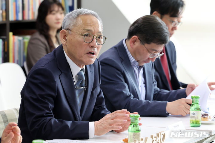 [서울=뉴시스] 박진희 기자 = 유인촌 문화체육관광부 장관이 26일 서울 마포구 한국출판문화산업진흥원 서울사무소에서 신동해 웅진씽크빅 본부장, 김태헌 한빛미디어 대표, 김선식 대산북스 대표, 이광호 문학과지성사 대표, 조윤성 시공사 대표, 김윤경 김영사 편집이사 등 주요 출판사 대표들과 간담회를 하고 있다. 2024.04.26. pak7130@newsis.com