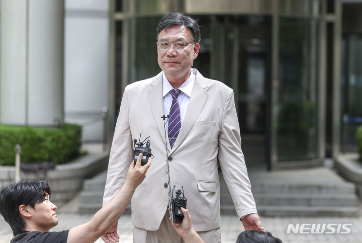 [서울=뉴시스] 정병혁 기자 = 의대생 측 이병철 변호사가 지난달 26일 서울 서초구 서울지방법원에서 열린 의대생들이 대학 총장을 상대로 제기한 대입 전형 시행계획 변경 금지 가처분 소송의 첫 심문을 마친 뒤 취재진에게 입장을 발표하고 있는 모습. 2024.04.26. jhope@newsis.com