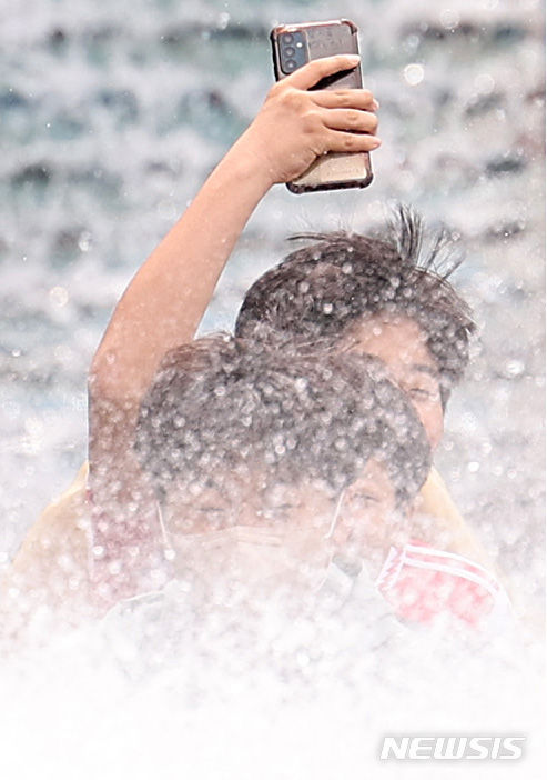 [대구=뉴시스] 이무열 기자 = 대구 낮 최고기온이 27도까지 오르며 초여름 날씨를 보인 지난 26일 대구 달서구 이월드를 찾은 학생들이 놀이기구를 타며 더위를 식히고 있다. 2024.04.26. lmy@newsis.com