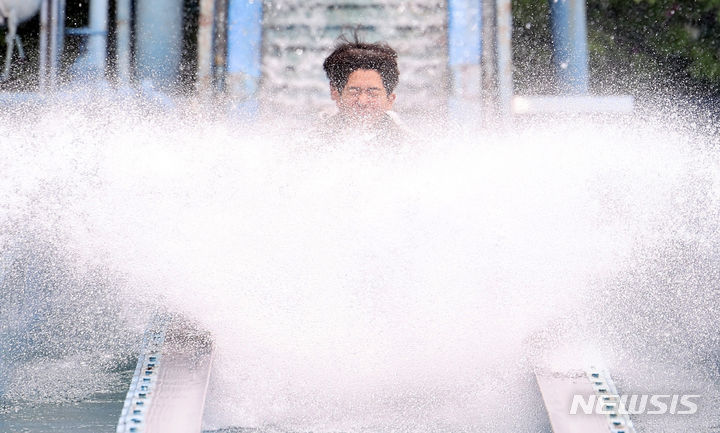 [대구=뉴시스] 이무열 기자 = 대구 낮 최고기온이 27도까지 오르며 초여름 날씨를 보인 26일 대구 달서구 이월드를 찾은 학생들이 놀이기구를 타며 더위를 식히고 있다. 2024.04.26. lmy@newsis.com