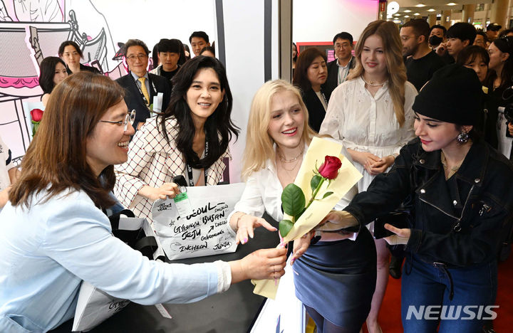 [인천공항=뉴시스] 최동준 기자 = 장미란(왼쪽) 문화체육관광부 제2차관, 이부진 한국방문의해위원회 위원장 등이 26일 인천공항 제1여객터미널에서 열린 한국방문의해 환영주간 개막행사에서 외국인 관광객들에게 웰컴키트를 전달하고 있다. (공동취재) 2024.04.26. photocdj@newsis.com