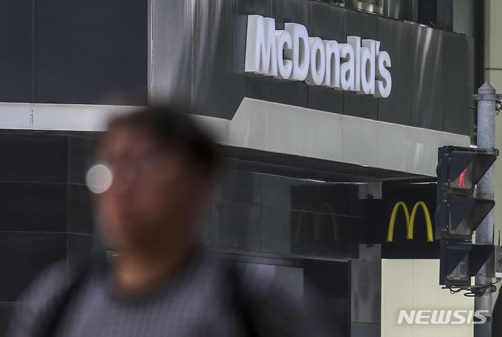 [서울=뉴시스] 정병혁 기자 = 26일 서울시내 맥도날드 매장 앞을 시민이 지나고 있다. 맥도날드가 다음달 2일부터 햄버거 메뉴를 최대 400원 인상한다. 맥도날드는 가격조정 계획을 통해 16개 품목을 대상으로 가격인상을 단행한다고 26일 밝혔다. 메뉴별 가격은 최소 100원에서 최대 400원 인상되며 전체 평균 인상률은 약 2.8%다. 2024.04.26. jhope@newsis.com
