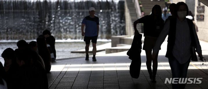 [서울=뉴시스] 정병혁 기자 = 초여름 날씨를 보인 지난달 26일 서울 중구 청계천을 찾은 시민들이 의자에 앉아 휴식을 취하고 있다. 2024.04.26. jhope@newsis.com