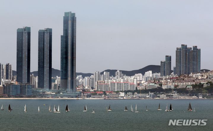 [부산=뉴시스] 하경민 기자 = 26일 부산 수영만 해상에서 열린 '제19회 부산슈퍼컵 국제요트대회'에 참가한 요트들이 질주하고 있다. 오는 28일까지 열리는 이번 대회에는 9개국 38팀(척)의 선수 280여 명이 참가해 열띤 레이스를 펼친다. 2024.04.26. yulnetphoto@newsis.com