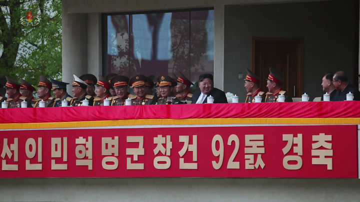 [서울=뉴시스] 김정은 북한 국무위원장이 항일 유격대(빨치산) 조선인민혁명군 창건 92주년을 맞아 김일성군사종합대학을 축하 방문했다고 조선중앙TV가 4월26일 보도했다. (사진=조선중앙TV 캡쳐) 2024.07.17. photo@newsis.com *재판매 및 DB 금지