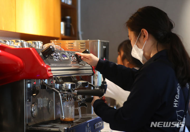 [서울=뉴시스] 김혜진 기자 = 김영우(28) 바리스타가 지난 22일 서울 동대문구 휘카페 1호점에서 뉴시스와 인터뷰에 앞서 커피를 제조하고 있다. 2024.04.28. jini@newsis.com