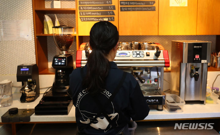 [서울=뉴시스] 김혜진 기자 = 김영우(28) 바리스타가 지난 22일 서울 동대문구 휘카페 1호점에서 뉴시스와 인터뷰에 앞서 커피를 제조하고 있다. 2024.04.28. jini@newsis.com