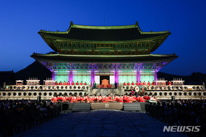 [서울=뉴시스] 권창회 기자 = 26일 오후 서울 종로구 경복궁 근정전에서 2024 궁중문화축전 개막제 공연이 펼쳐지고 있다. '궁중문화축전'은 이날 개막제를 시작으로 서울 5대궁과 종묘일대에서 오는 27일부터 다음달 5일까지 '고궁뮤지컬-세종, 1446', '공생:시공간의 중첩' 등 다양한 공연과 전시가 펼쳐진다. 2024.04.26. kch0523@newsis.com