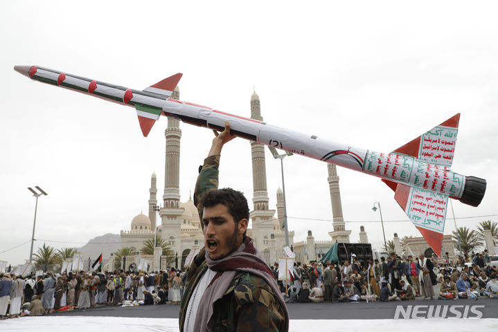 [사나=AP/뉴시스] 예멘 수도 사나에서 후티 반군을 지지하는 시위대가 지난 4월26일(현지시각) 모형 로켓을 들고 구호를 외치고 있다. 2024.6.08.