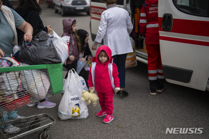 [하르키우=AP/뉴시스]우크라이나 북부 하르키우의 병원에 우크라이나 군 부상자가 숨어있다는 내용의 동영상이 유포된 뒤 26일(현지시각) 병원에 서 어린이 환자와 의료진들이 소개되고 있다. 2024.4.27. 