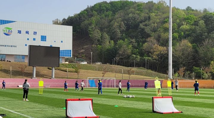 [보은=뉴시스] 안성수 기자 = 보은스포츠파크 일원에서 전지훈련 중인 여자축구 U-17 국가대표팀 모습. (사진=봉은군 제공) 2024.4.27. photo@newsis.com *재판매 및 DB 금지