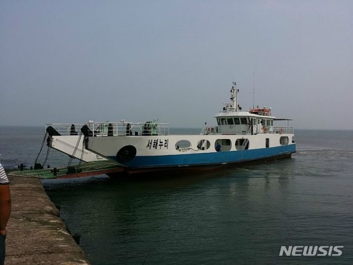 [안산=뉴시스] 풍도와 육도를 운항하는 서해누리호(사진=안산시 제공)2024.04.27.photo@newsis.com