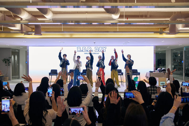 [서울=뉴시스] 라이즈 팬이벤트 '라브뜨 데이' 사인회 현장. (사진 = SM엔터테인먼트 제공) 2024.04.27. photo@newsis.com *재판매 및 DB 금지