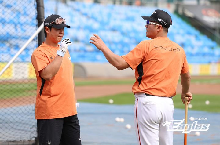 한화 이글스 노시환(왼쪽)과 정현석 타격 코치. (사진=한화 제공) *재판매 및 DB 금지