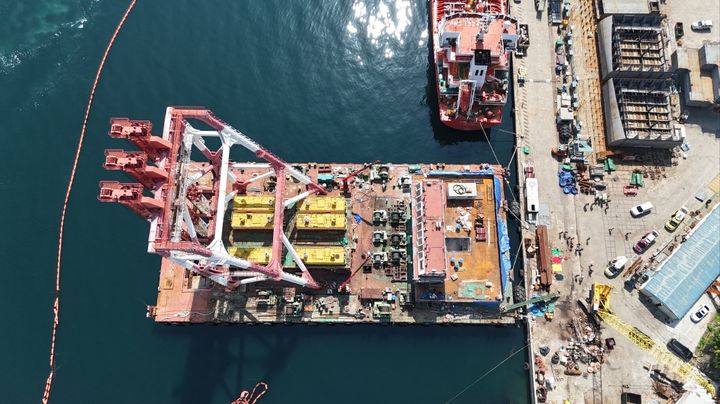 [거제=뉴시스] 신정철 기자= 27일 오전 9시 10분께 경남 거제시 사등면 성포항 인근 한 조선소에서 페인트 제거 작업 중이던 선박 내부로부터 화재가 발생했다. 이 불로 현장에서 작업중이던 근로자 11명이 중경상을 입고 거제, 창원, 부산 소재 병원으로 이송돼 치료중이다.사진은 화재 조선소 전경.(사진=경남소방본부 제공).2024.04.27. photo@newsis.com&nbsp; *재판매 및 DB 금지