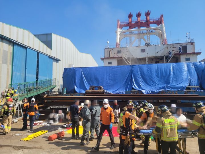 [거제=뉴시스] 신정철 기자= 27일 오전 9시 10분께 경남 거제시 사등면 성포항 인근 한 조선소에서 페인트 제거 작업 중이던 선박 내부로부터 화재가 발생했다. 이 불로 현장에서 작업중이던 근로자 11명이 중·경상을 입고 거제, 창원, 부산 소재 병원으로 이송돼 치료중이다.사진은 화재진화 후 조선소 모습.(사진=경남소방본부 제공).2024.04.27. photo@newsis.com&nbsp; *재판매 및 DB 금지