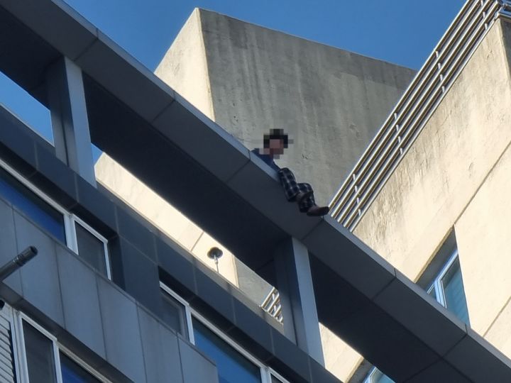 [천안=뉴시스]충남 천안시 동남구 신부동 한 오피스텔에서 10대 남성이 투신 소동을 벌이며 관계당국이 구조에 나서고 있다. 사진=독자제공 *재판매 및 DB 금지