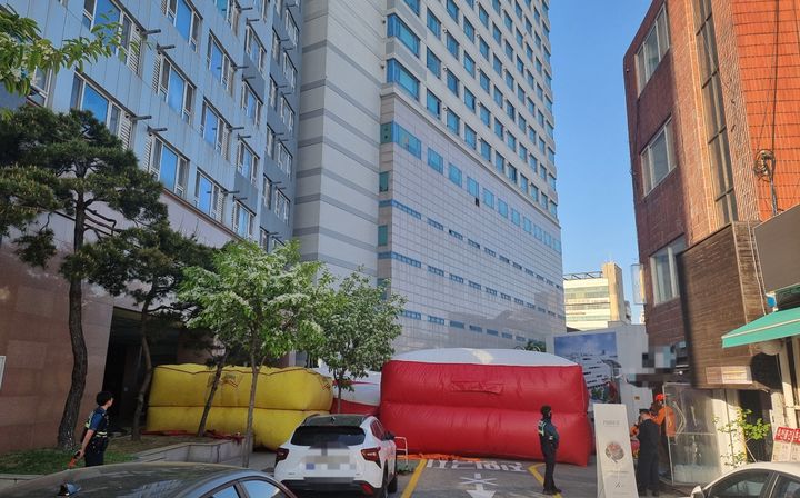 [천안=뉴시스]충남 천안시 동남구 신부동 한 오피스텔에서 10대 남성이 투신 소동을 벌이며 관계당국이 구조에 나서고 있다. 사진=독자제공 *재판매 및 DB 금지