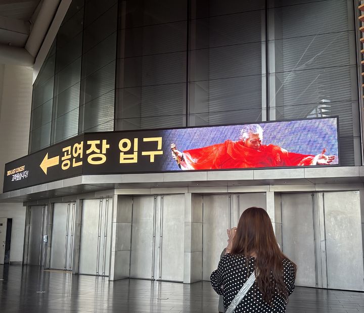 [인천=뉴시스] 이재훈 기자 = 가황 나훈아가 27일 인천 송도컨베시아에서 펼치는 전국 투어 '고마웠습니다'(라스트 콘서트(LAST CONCERT)) 첫 콘서트 시작 전 공연장 현장 풍경이다. 2024.04.27. photo@newsis.com *재판매 및 DB 금지