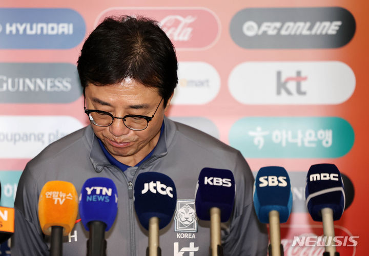 [인천공항=뉴시스] 김명년 기자 = 황선홍 U-23 축구 국가대표팀 감독이 27일 오후 인천국제공항을 통해 귀국해 인터뷰를 하고 있다. 2024.04.27. kmn@newsis.com