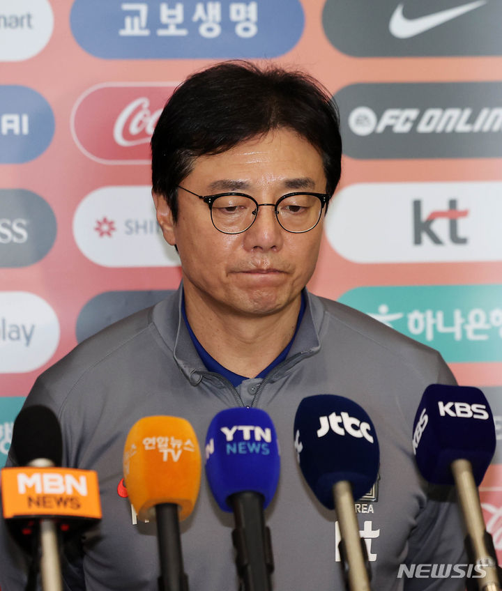 [인천공항=뉴시스] 김명년 기자 = 황선홍 U-23 축구 국가대표팀 감독이 27일 오후 인천국제공항을 통해 귀국해 인터뷰를 하고 있다. 2024.04.27. kmn@newsis.com