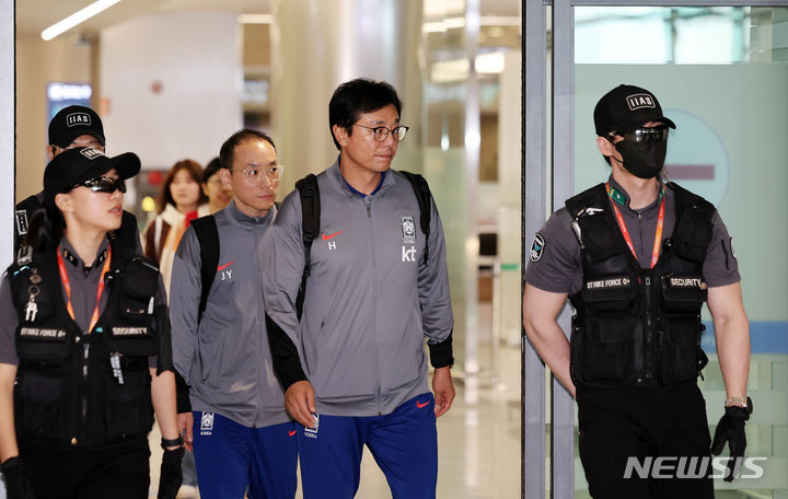 [인천공항=뉴시스] 김명년 기자 = 황선홍 U-23 축구 국가대표팀 감독이 27일 오후 인천국제공항을 통해 귀국하고 있다. 2024.04.27. kmn@newsis.com