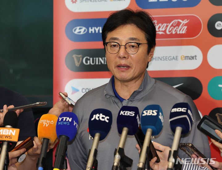 [인천공항=뉴시스] 김명년 기자 = 황선홍 U-23 축구 국가대표팀 감독이 27일 오후 인천국제공항을 통해 귀국해 인터뷰를 하고 있다. 2024.04.27. kmn@newsis.com