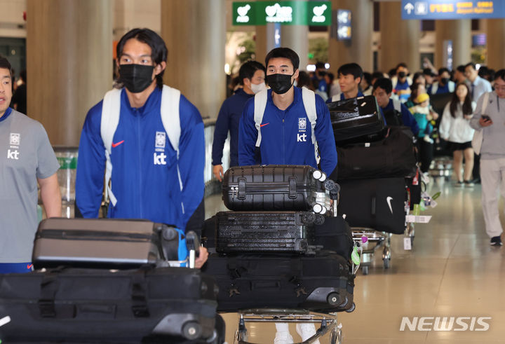 [인천공항=뉴시스] 김명년 기자 = 올림픽 본선 진출에 실패한 대한민국 U-23 남자 축구대표팀이 27일 인천국제공항 제1여객터미널을 통해 귀국하고 있다. 2024.04.27. kmn@newsis.com