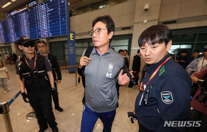 [인천공항=뉴시스] 김명년 기자 = 황선홍 U-23 축구 국가대표팀 감독이 27일 오후 인천국제공항에서 귀국 인터뷰 후 입국장을 나서고 있다. 2024.04.27. kmn@newsis.com