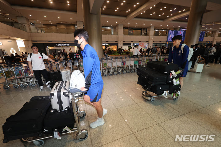 [인천공항=뉴시스] 김명년 기자 = 올림픽 본선 진출에 실패한 대한민국 U-23 남자 축구대표팀이 27일 인천국제공항 제1여객터미널을 통해 귀국하고 있다. 2024.04.27. kmn@newsis.com
