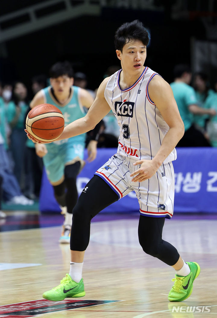 [수원=뉴시스] 홍효식 기자 = 27일 오후 경기도 수원 KT 소닉붐 아레나에서 열린 2023-2024 프로농구 챔피언결정전 수원 KT 소닉붐과 부산 KCC 이지스의 1차전 경기, KCC 허웅이 드리블하고 있다. 2024.04.27. yesphoto@newsis.com
