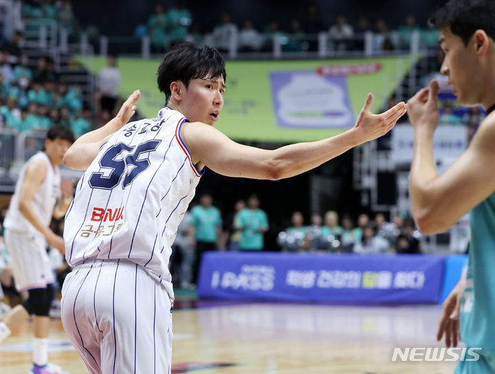 [수원=뉴시스] 홍효식 기자 = 27일 오후 경기도 수원 KT 소닉붐 아레나에서 열린 2023-2024 프로농구 챔피언결정전 수원 KT 소닉붐과 부산 KCC 이지스의 1차전 경기, KCC 송교창이 득점한 뒤 세리머니하고 있다. 2024.04.27. yesphoto@newsis.com