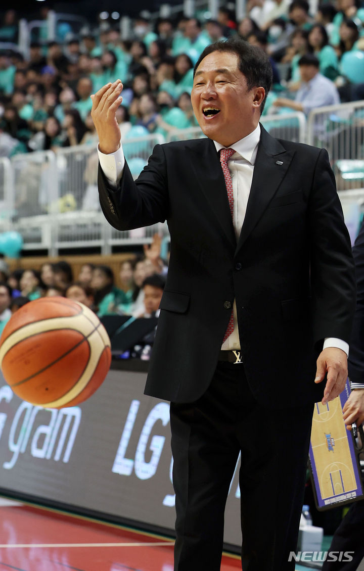 [수원=뉴시스] 홍효식 기자 = 27일 오후 경기도 수원 KT 소닉붐 아레나에서 열린 2023-2024 프로농구 챔피언결정전 수원 KT 소닉붐과 부산 KCC 이지스의 1차전 경기, KCC 전창진 감독이 존슨 선수를 부르고 있다. 2024.04.27. yesphoto@newsis.com