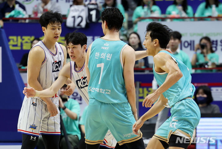 [수원=뉴시스] 홍효식 기자 = 27일 오후 경기도 수원 KT 소닉붐 아레나에서 열린 2023-2024 프로농구 챔피언결정전 수원 KT 소닉붐과 부산 KCC 이지스의 1차전 경기, 양팀 선수들이 경기에 임하고 있다. 2024.04.27. yesphoto@newsis.com