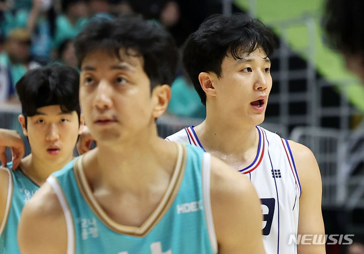 [수원=뉴시스] 홍효식 기자 = 27일 오후 경기도 수원 KT 소닉붐 아레나에서 열린 2023-2024 프로농구 챔피언결정전 수원 KT 소닉붐과 부산 KCC 이지스의 1차전 경기, KCC 허웅(오른쪽)과 KT 허훈이 경기에 임하고 있다. 2024.04.27. yesphoto@newsis.com